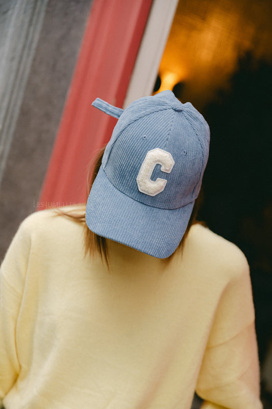 Les Jumelles Casquette 'C' velours bleu ciel