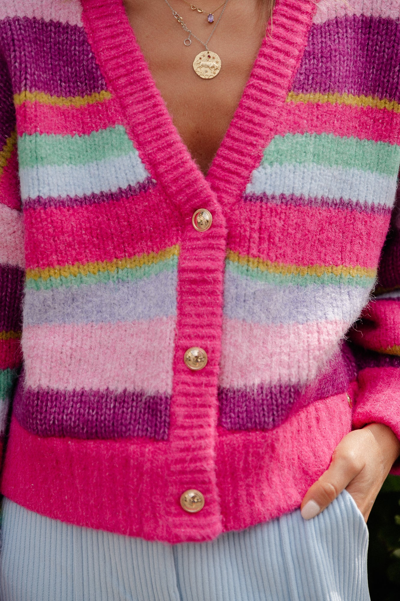 Noor gestreifte Strickjacke rosa