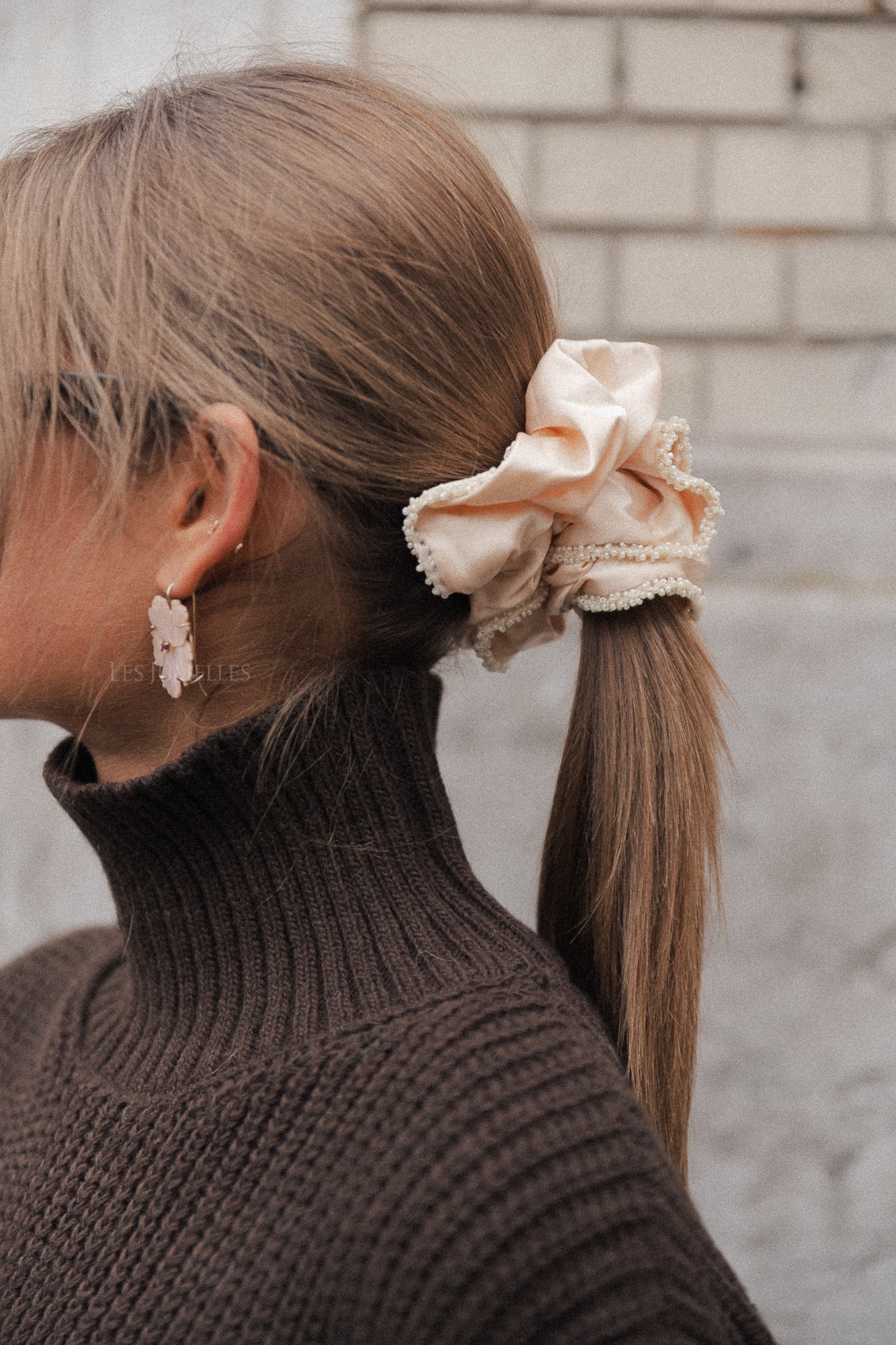 Luster bead scrunchie macademia off-white