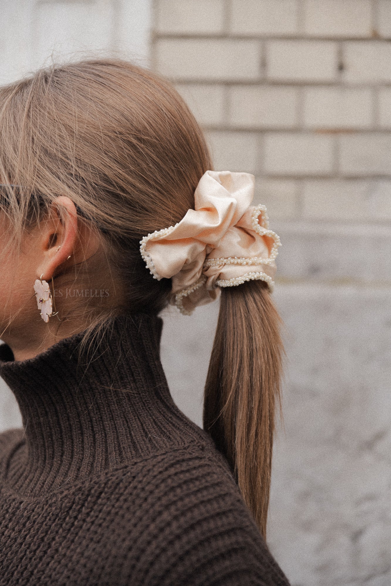 Luster bead scrunchie macademia off-white