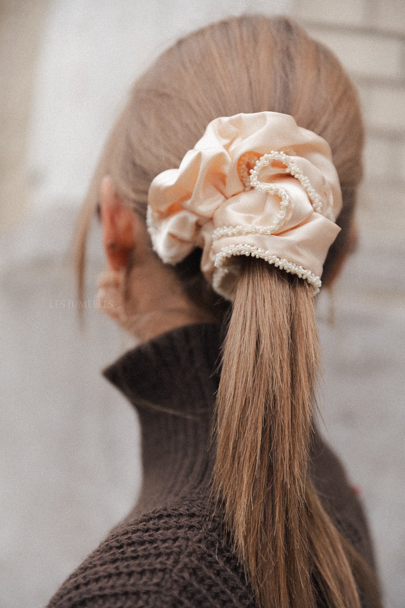 Luster bead scrunchie macademia off-white