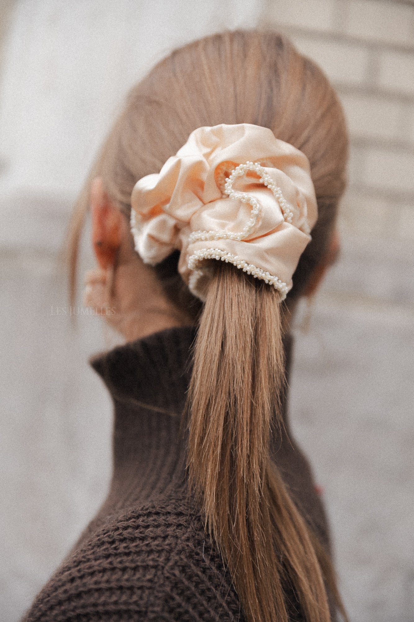 Luster bead scrunchie macademia off-white